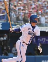 　６回、度会が右翼線に二塁打を放つ