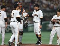 　７回、西舘にボールを渡す阿部監督（撮影・金田祐二）