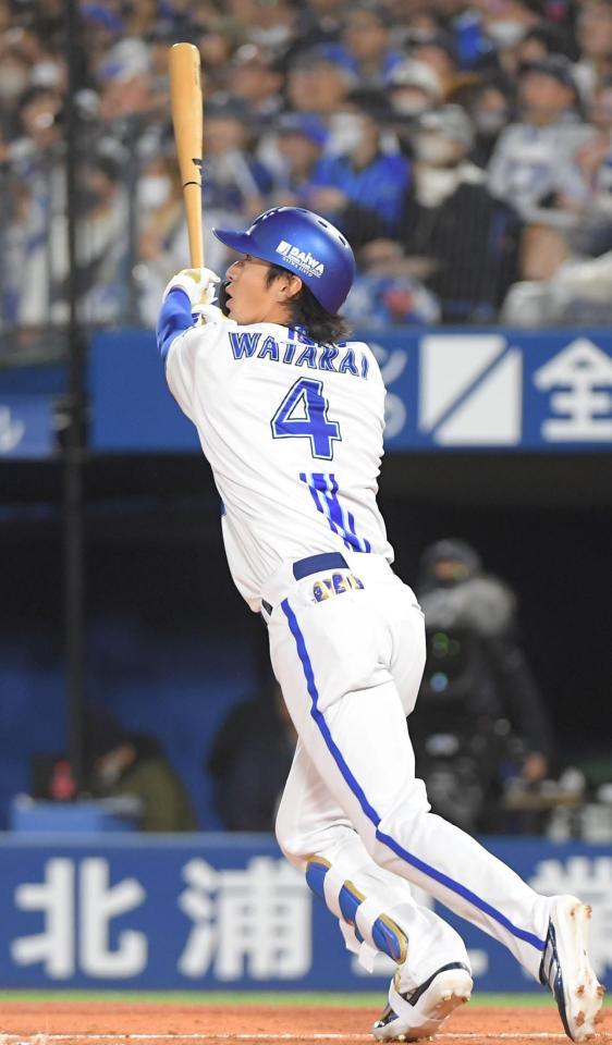 ３回、度会は右中間にプロ１号同点３ランを放つ