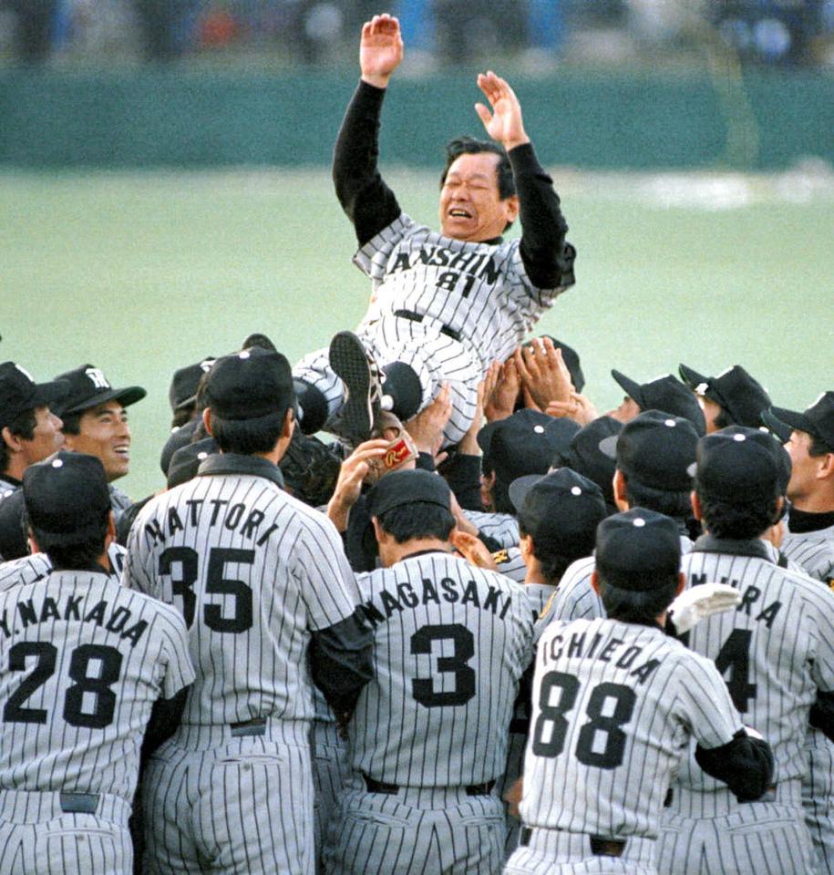 　初の日本一に輝き、感激の胴上げをされる吉田監督＝１９８５年１１月２日、西武球場