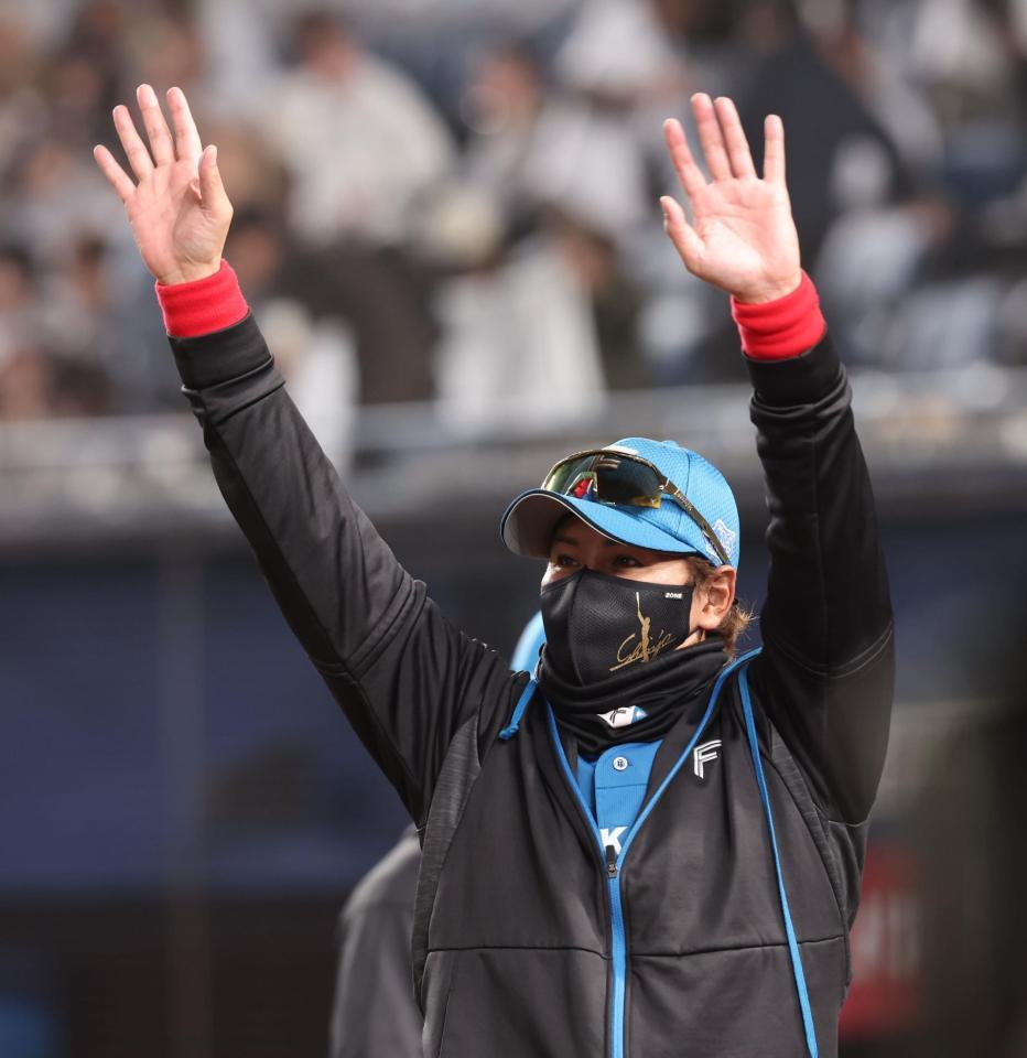 　開幕戦で勝利をあげ、スタンドのファンに手を振る新庄監督（撮影・中島達哉）