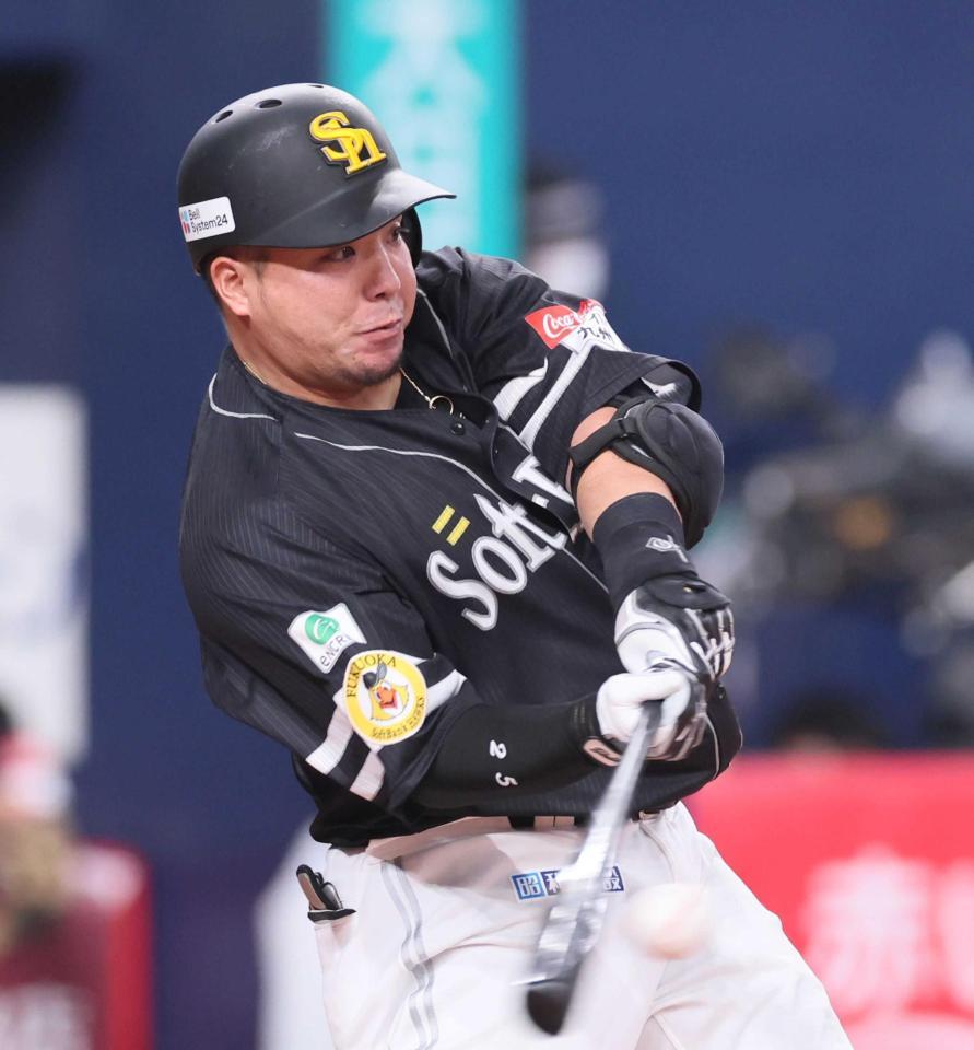 　７回、勝ち越しソロを放つ山川（撮影・立川洋一郎）