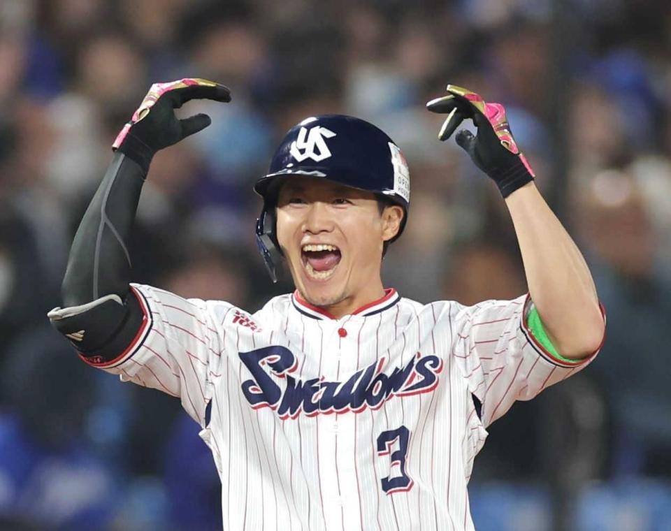 　８回、２点三塁打を放ち、雄たけびを上げる西川（撮影・西岡正）