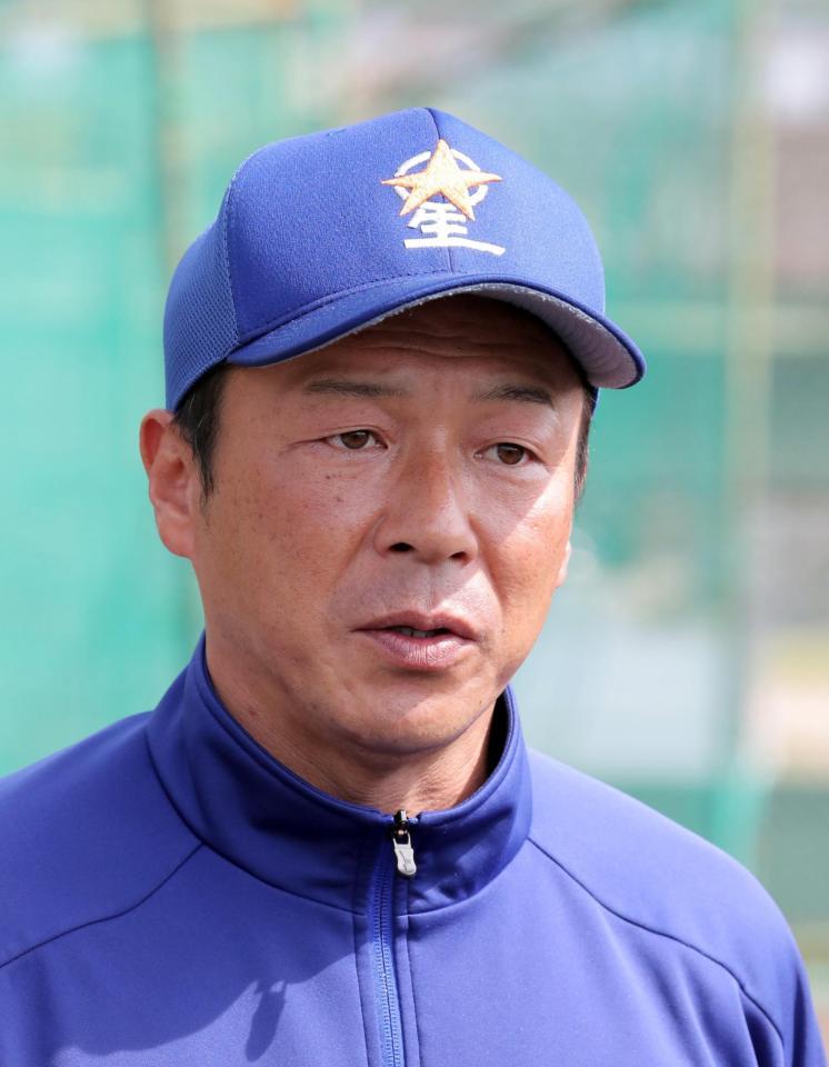 　準決勝を前に取材に応じる山下監督＝西宮市内