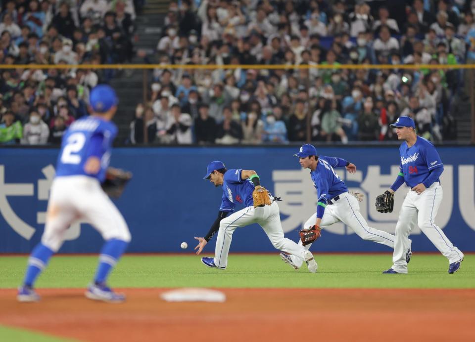 　８回、村上の打球を落球するロドリゲス（中央）＝２９日、撮影・西岡正