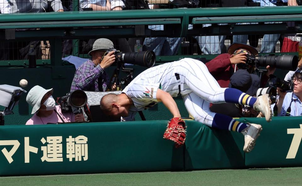 　３回、飛球を追いカメラマン席に飛び込む高崎健康福祉大高崎・森山竜之輔（撮影・山口登）