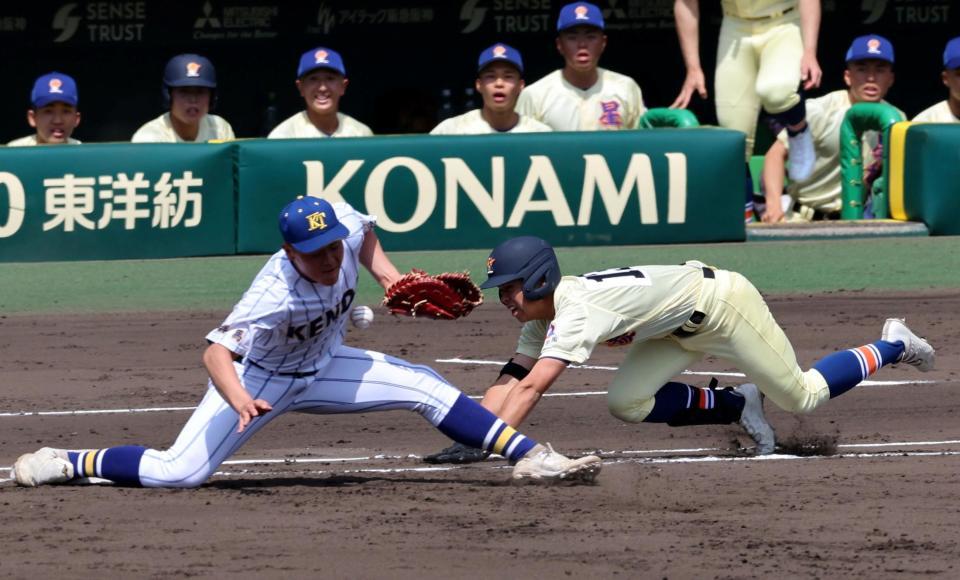 　２回、星稜・中島幹大が先制適時内野安打を放ち、一塁にヘッドスライディングする（撮影・山口登）