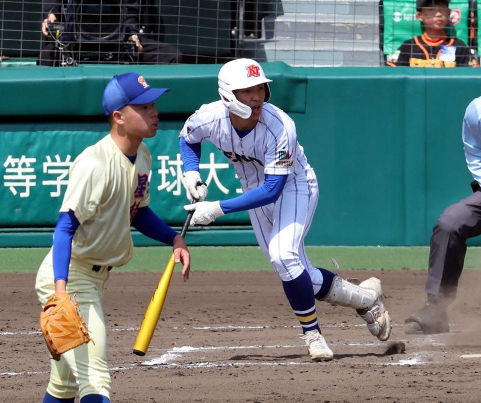 　７回、左越えに勝ち越し適時二塁打を放つ高崎健康福祉大高崎・高山裕次郎（撮影・山口登）