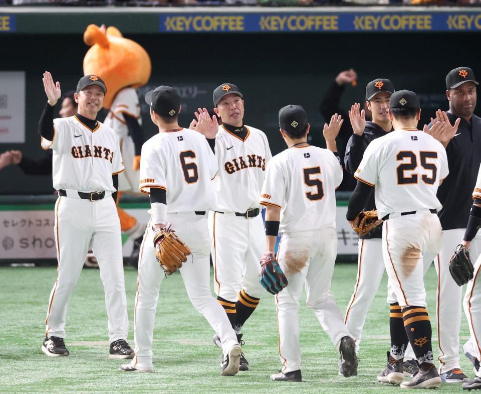 　阪神に連勝し、坂本（６）、岡本和（２５）らを迎える阿部監督（中央）＝撮影・中田匡峻