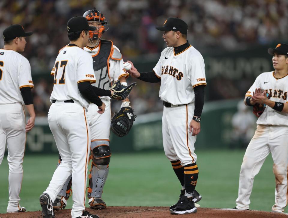 　７回、西舘にボールを渡す阿部監督（撮影・金田祐二）