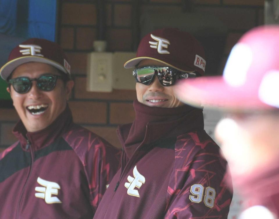 　２回、笑顔を見せる今江監督（撮影・佐々木彰尚）