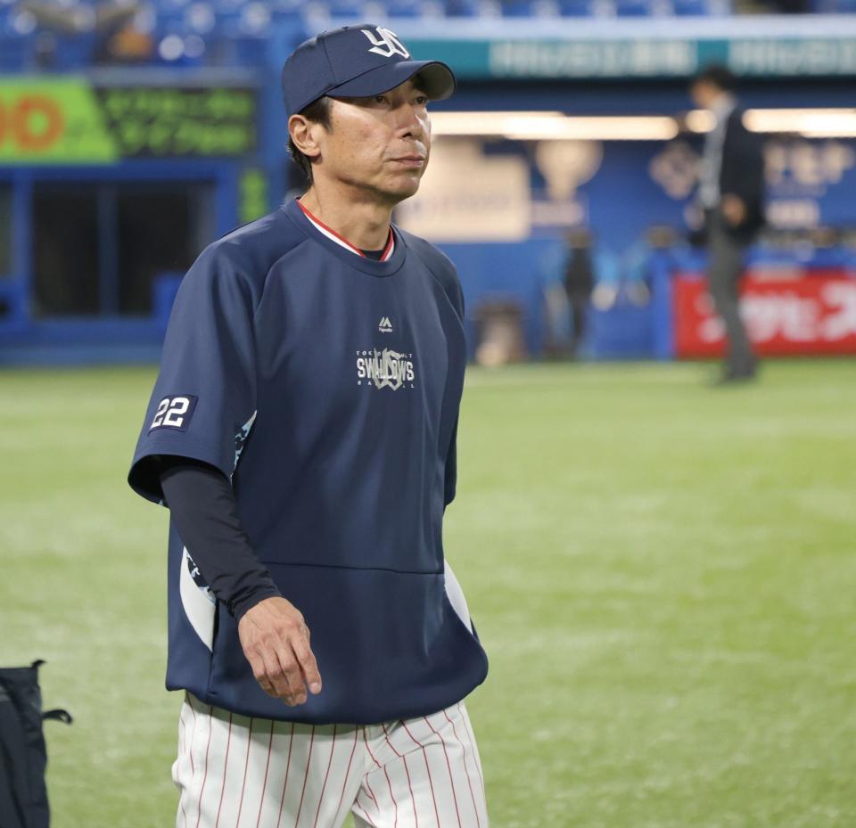 　中日と引き分け、引き揚げる高津監督（撮影・西岡正）