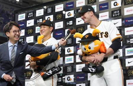 　岡本和の代わりに「サイコーデース！」と答えるグリフィン（撮影・金田祐二）