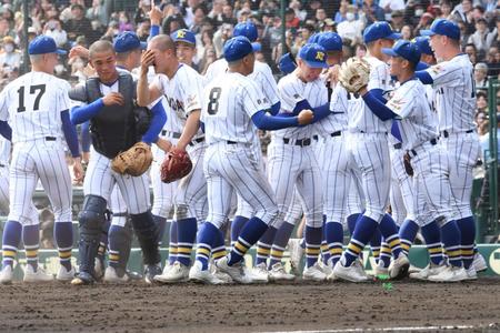 　優勝を決めて喜ぶ高崎健康福祉大高崎ナイン（撮影・和田康志）