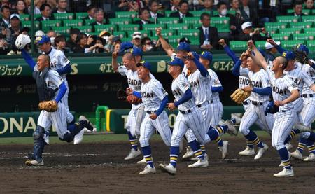 　優勝を決めスタンドに向かって駆け出す高崎健康福祉大高崎ナイン（撮影・持木克友）