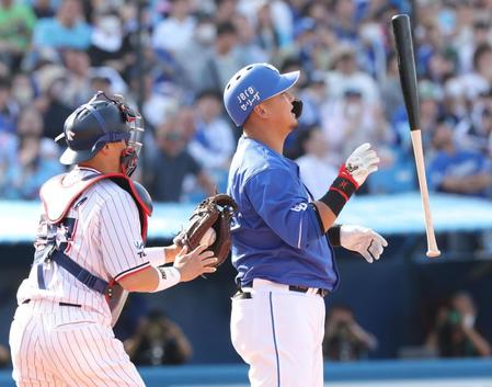 中日完敗で開幕３連戦未勝利　ベンチワークで明暗　初回にリクエスト２回使い切る珍事　ヤクルトはリクエスト成功で追加点