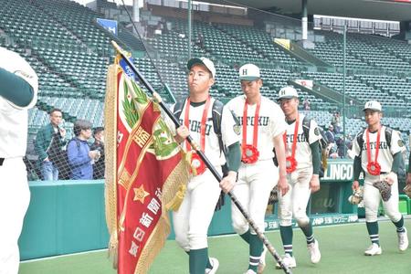 　２年連続決勝で敗れ準優勝旗を手に甲子園を去る報徳学園ナイン（撮影・和田康志）