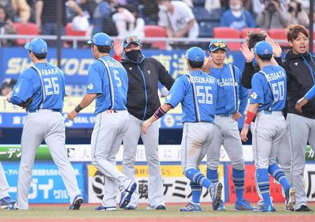 　ロッテに逆転勝ちしナインとタッチを交わす新庄監督（中央後方）＝撮影・開出牧