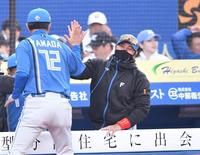 　ロッテに逆転勝ちし山田コーチ（７２）らとタッチを交わす新庄監督（撮影・開出牧）