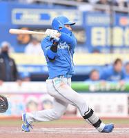 　９回、勝ち越しの右前適時打を放つ水野（撮影・開出牧）