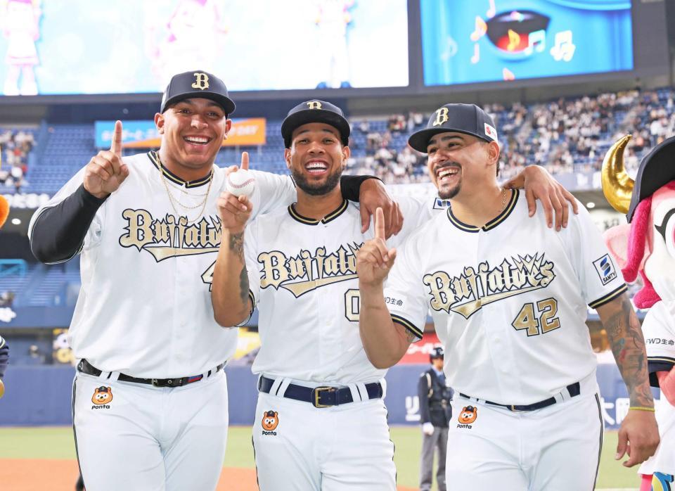 　ヒーローインタビューを終え笑顔を見せる（左から）セデーニョ、エスピノーザ、マチャド（撮影・立川洋一郎）