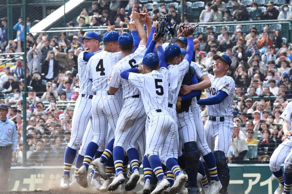 　優勝を決めて喜ぶ高崎健康福祉大高崎ナイン（撮影・和田康志）