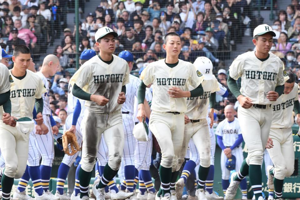 　決勝で敗れ悔しそうな表情でベンチに戻る報徳学園ナイン（撮影・和田康志）