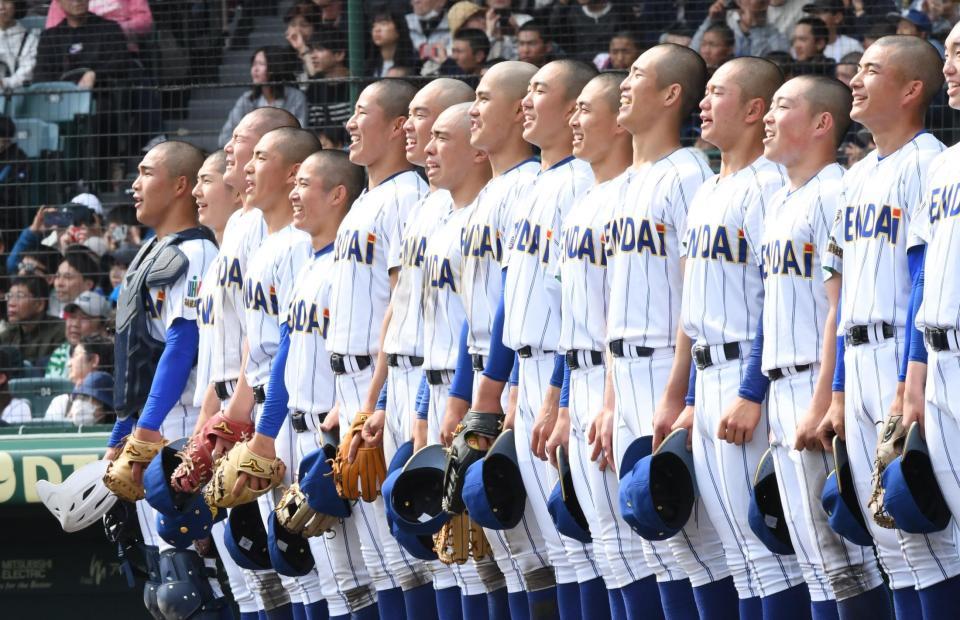 　初優勝を果たし校歌を歌う高崎健康福祉大高崎ナイン（撮影・和田康志）