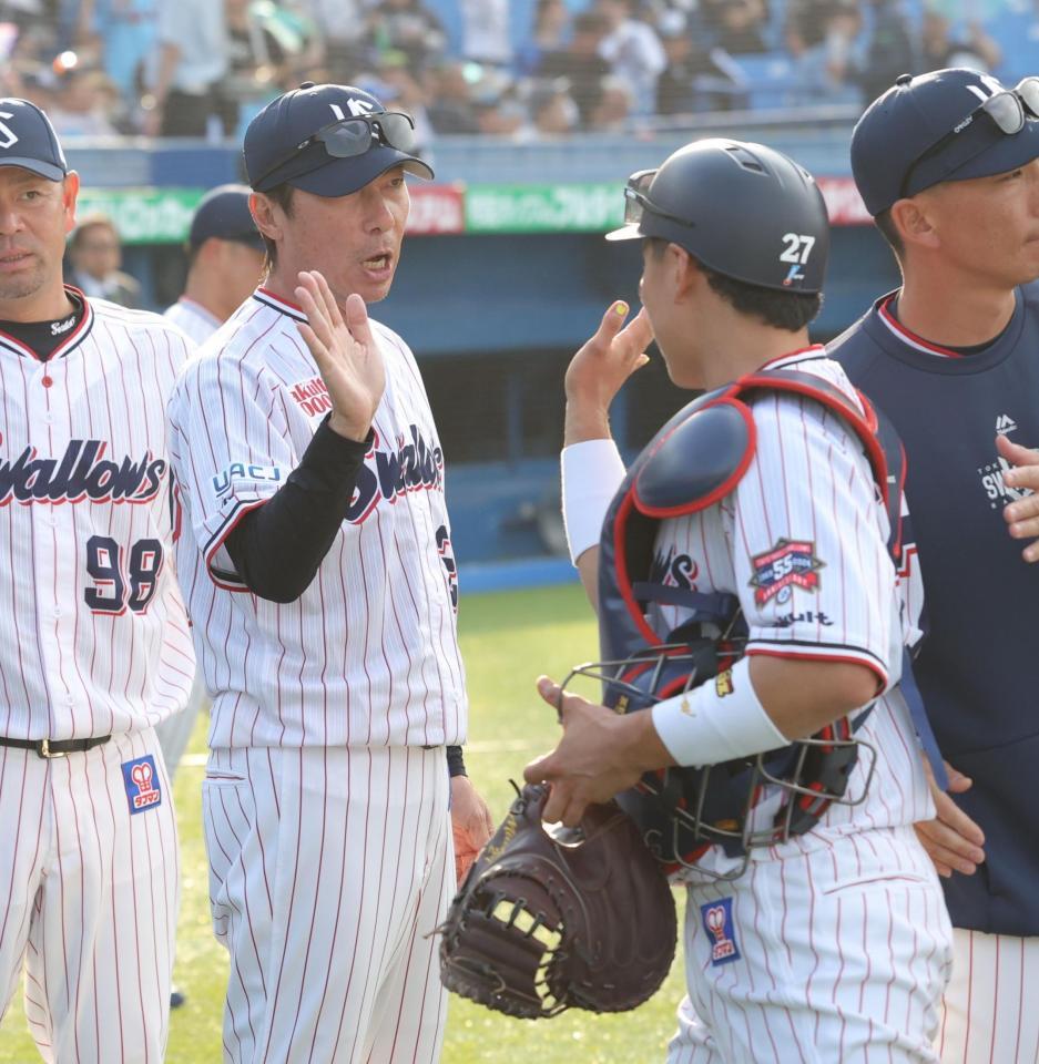 　中日に勝利し、ナインとタッチを交わす高津監督（左）＝撮影・西岡正