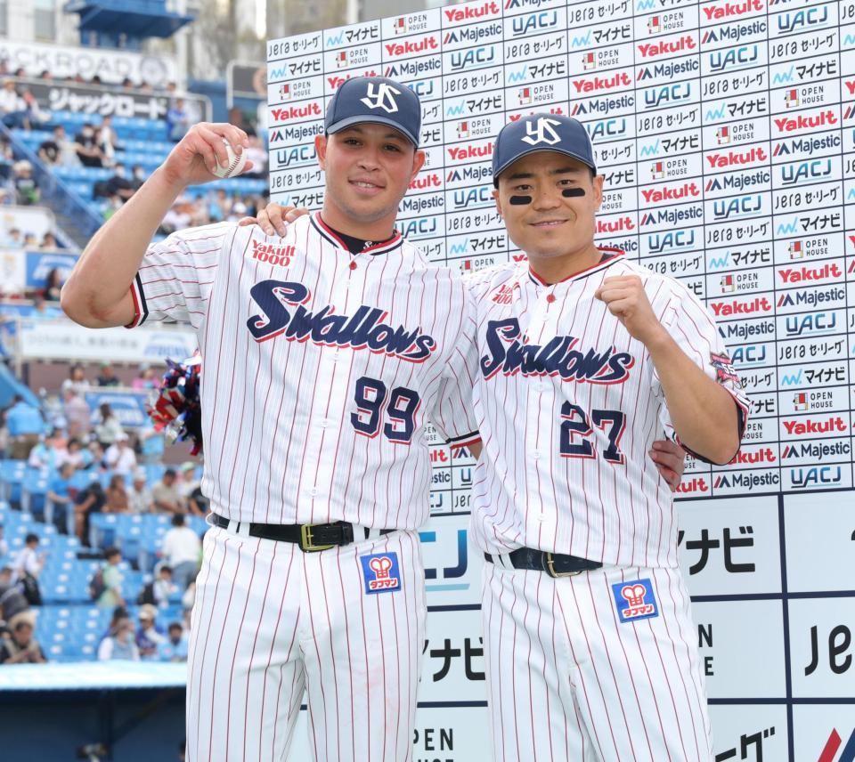 　お立ち台で中村（右）とガッツポーズのヤフーレ（撮影・西岡正）