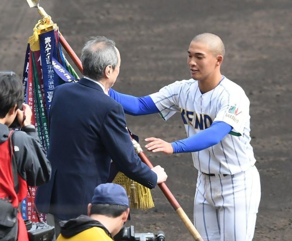 　優勝旗を受け取る高崎健康福祉大高崎・箱山遥人（右）＝撮影・石井剣太郎