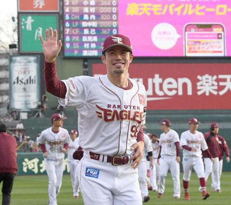 　初勝利を挙げ、笑顔で手を振る今江監督（撮影・佐々木彰尚）