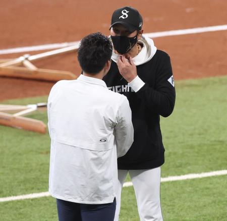 　試合前、杉谷拳士氏（左）と談笑する新庄監督（撮影・中島達哉）