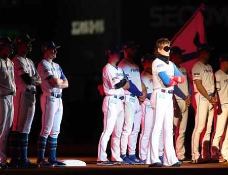 　本拠地開幕戦セレモニーに登場した新庄監督（右）＝撮影・中島達哉