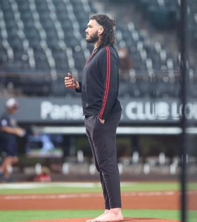 　裸足でマウンドに立つポンセ（撮影・中島達哉）