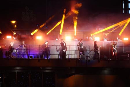 　開幕戦セレモニーでライブパフォーマンスするＡＬＩとＭｕｍｍｙＤ（撮影・中島達哉）