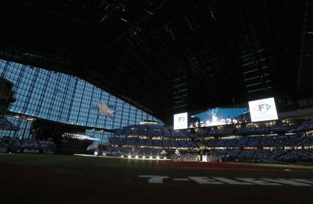 　開幕戦セレモニーで登場した新庄監督（右下）ら日本ハムナイン（撮影・中島達哉）