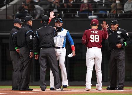 　メンバー表を交換し、審判団とハイタッチを交わす新庄監督（中央）と今江監督（右から２人目）＝撮影・中島達哉