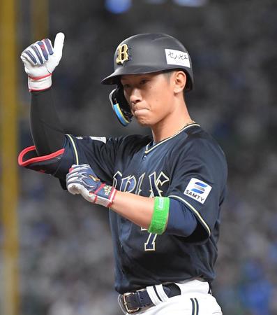 　７回、西川は左前適時打を放つ（撮影・佐藤厚）