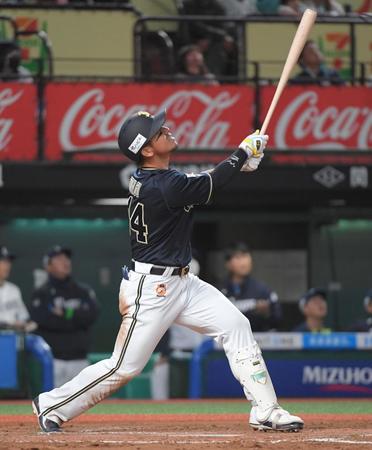 　７回、頓宮は遊飛に倒れる（撮影・佐藤厚）