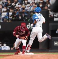 　７回、三ゴロに倒れる野村（右）＝撮影・中島達哉