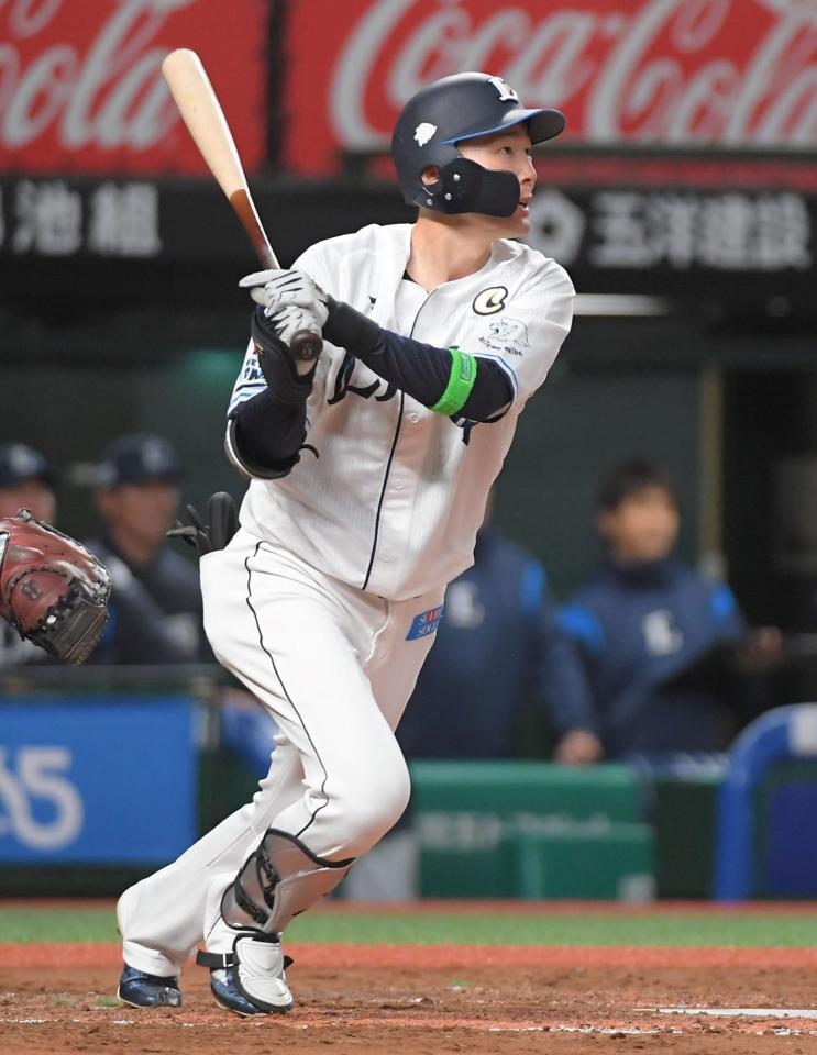 　２回、源田は中犠飛を放つ（撮影・佐藤厚）