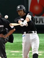 　延長１２回、左中間へ２点適時二塁打を放つ荻野