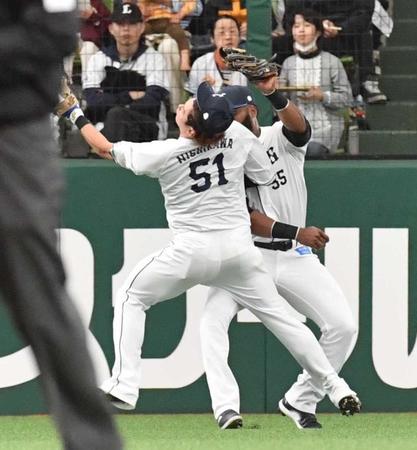 　３回、福田の左中間への打球で西川（左）とコルデロが交錯（撮影・佐々木彰尚）