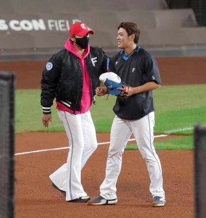 　野村（右）に声を掛ける新庄監督（撮影・中島達哉）