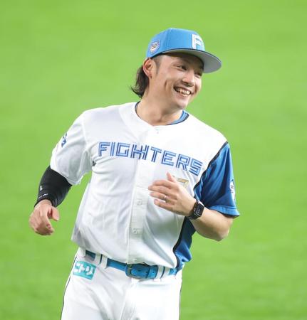 　練習中に笑顔を見せる伊藤（撮影・中島達哉）