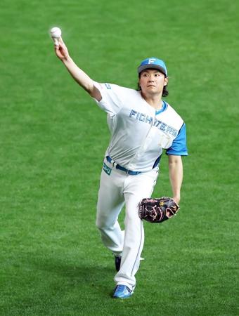 　キャッチボールで調整する伊藤（撮影・中島達哉）