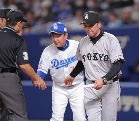 中日・立浪監督、またもリクエスト要求が覆らず　スタンドは落胆　今季、リプレー検証に見放される