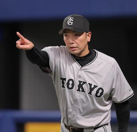 　９回、選手交代を告げる阿部監督（撮影・西岡正）