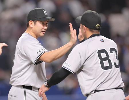 　今季初勝利で阿部監督（右）に祝福される菅野（撮影・西岡正）